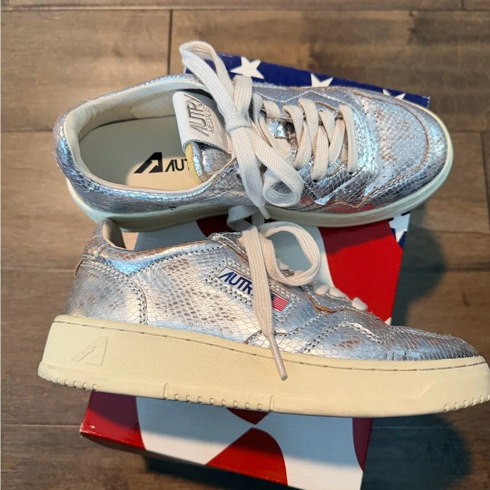 Autry Women's Medalist Low Silver Sneakers 6 - Picture 2 of 11